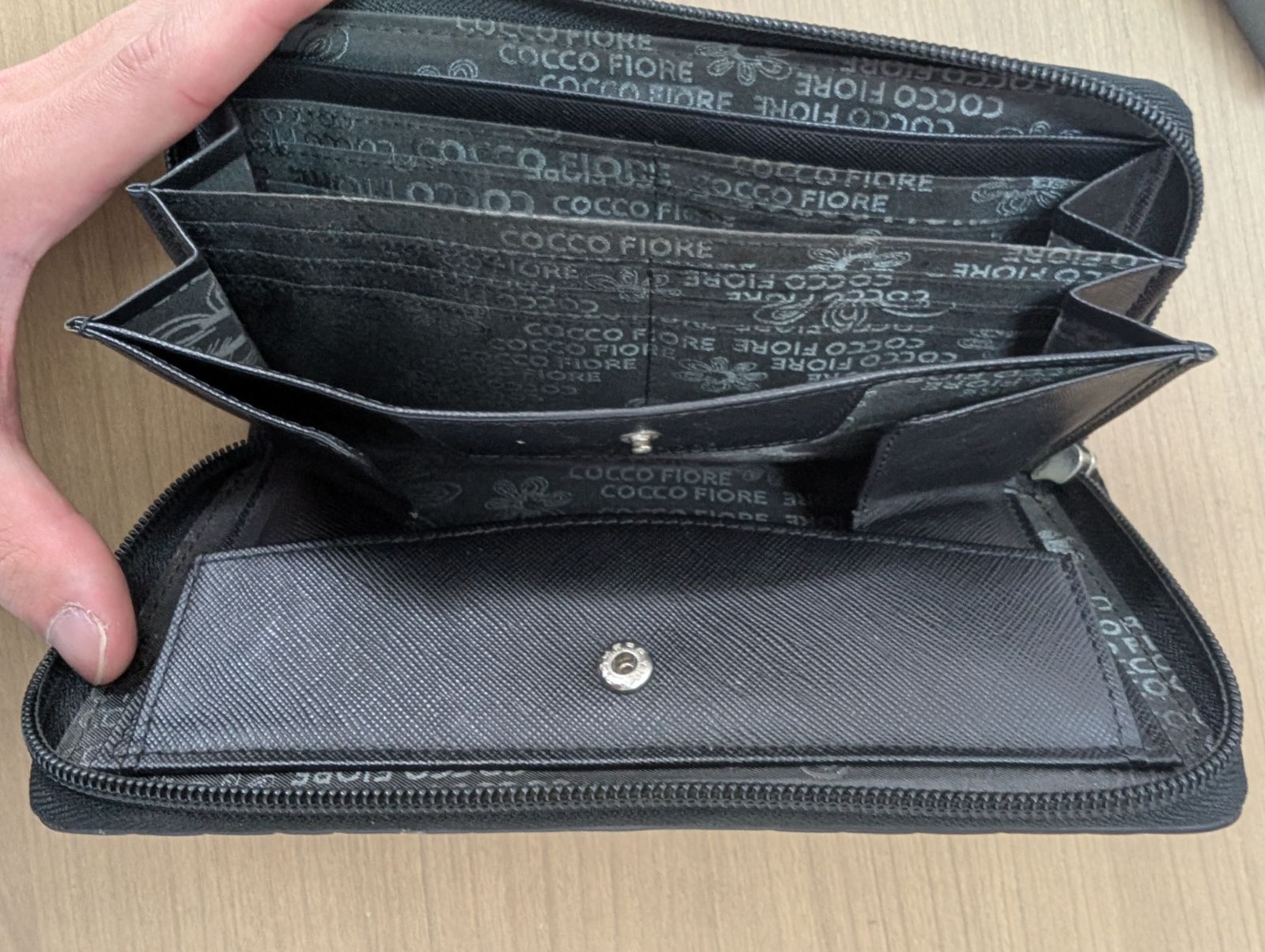 新品未使用　COCCO FIORE　長財布 箱付き　人気色ブラック 美品】コッコフィオーレ 長財布 クロコ型押し エナメル ブラック 箱