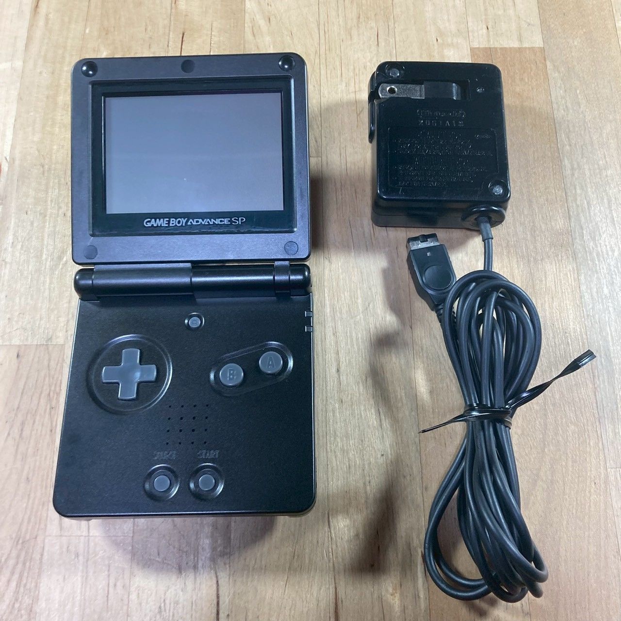 ゲームボーイアドバンスSP  黒　純正充電器付き Nintendo ゲームボーイアドバンス SP 充電器付 - メルカリ