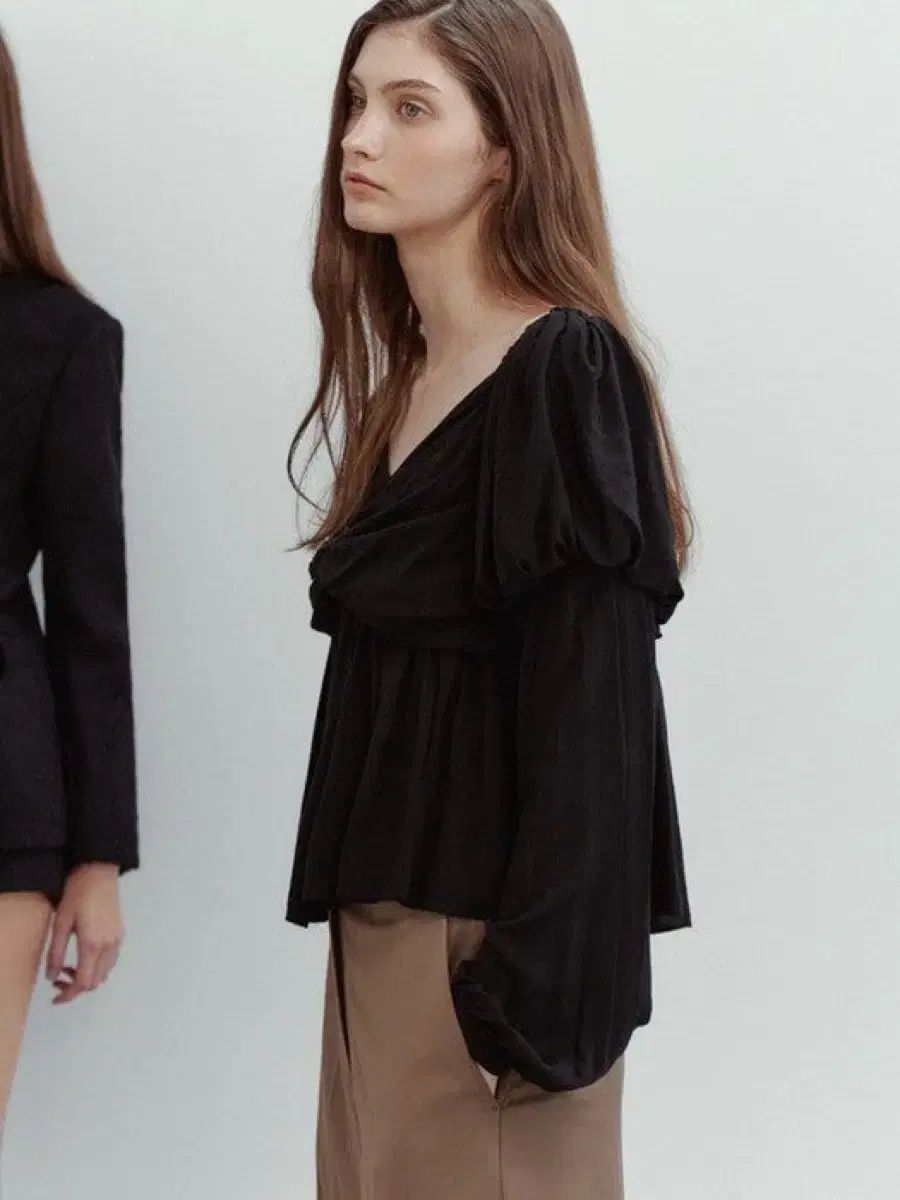 THETIS ツイスト フロント パフ ブラウス ブラック