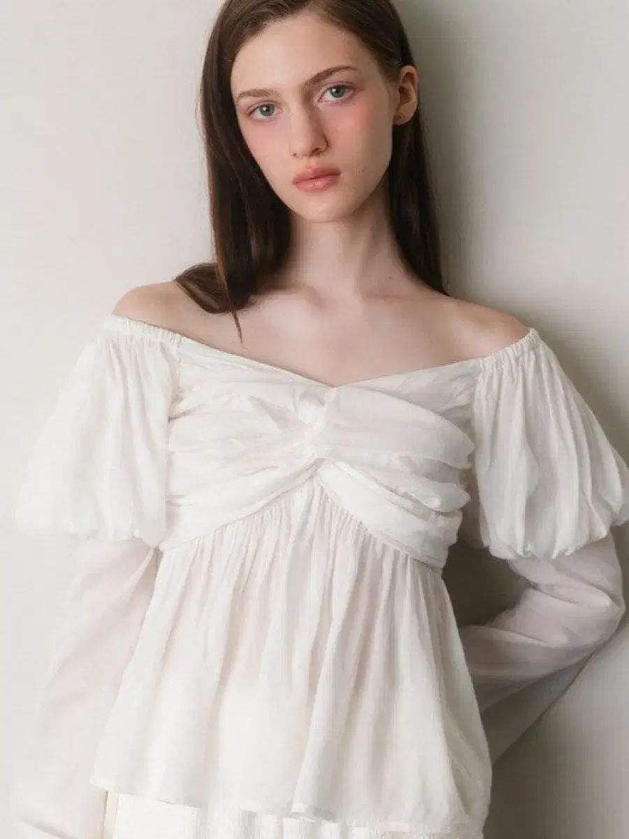 THETIS ツイスト フロント パフ ブラウス ブラック