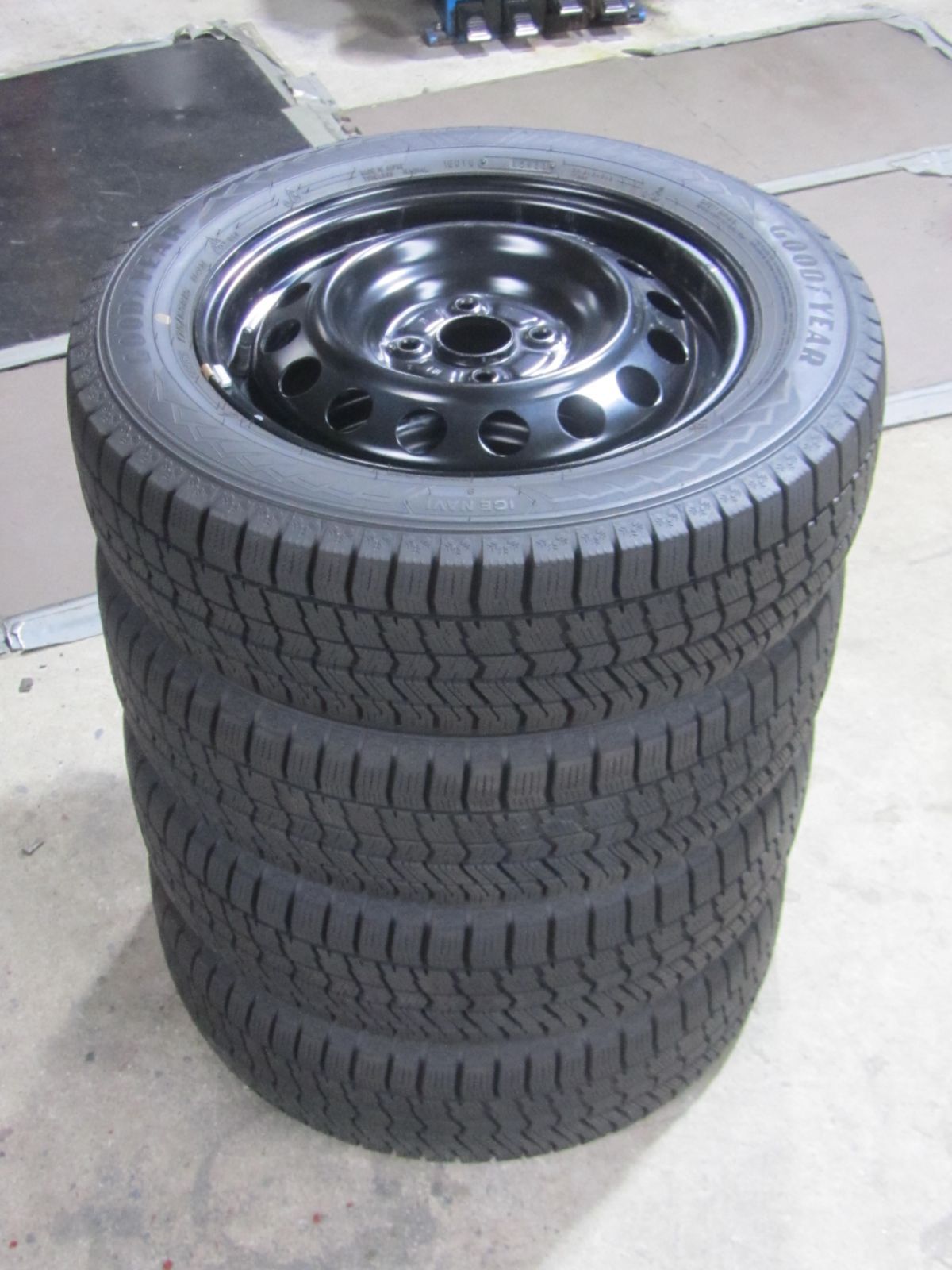 人気商品】175/65R15 スタッドレス グッドイヤー アイスナビ8 カローラ