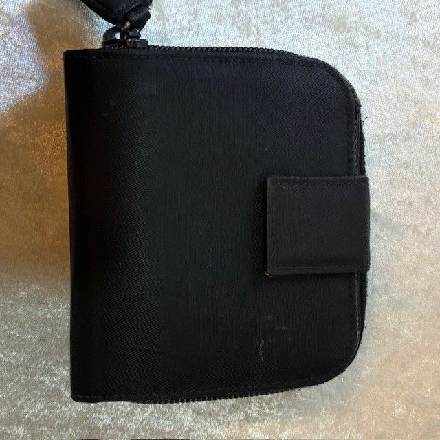 プラダ PRADA 三角ロゴプレート ラウンドジップ ナイロンブラック 2