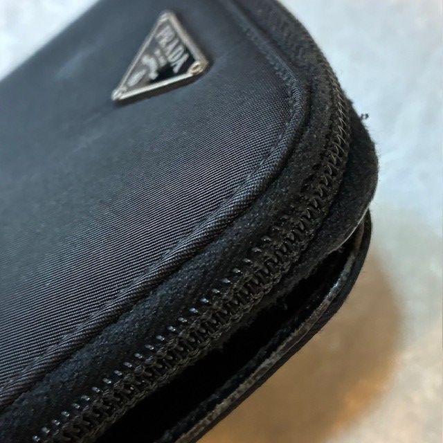 三角ロゴプレート ラウンドジップ