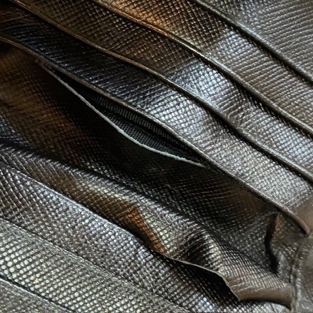  プラダ PRADA 三角ロゴプレート ラウンドジップ ナイロンブラック 2つ折り財布 二つ折り財布 折り財布