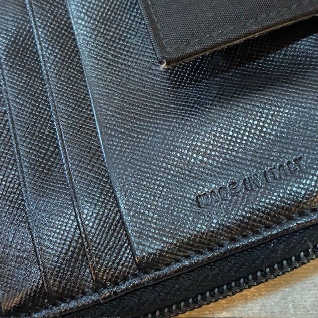 PRADA 三角ロゴプレート