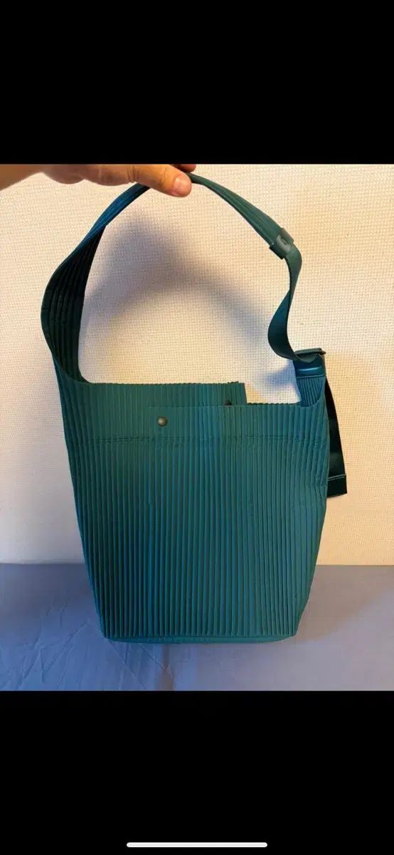 HOMME PLISSÉ ユーティリティーバッグ large グリーン