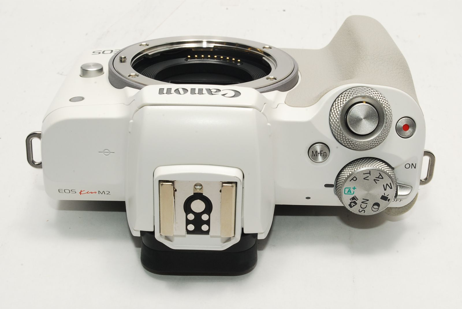 美品EOSKiss M2 EF-M15-45 IS STMレンズキット ホワイト ☆美品☆Canon キヤノン EOS Kiss M2 EF-M15-45 IS STM レンズキット