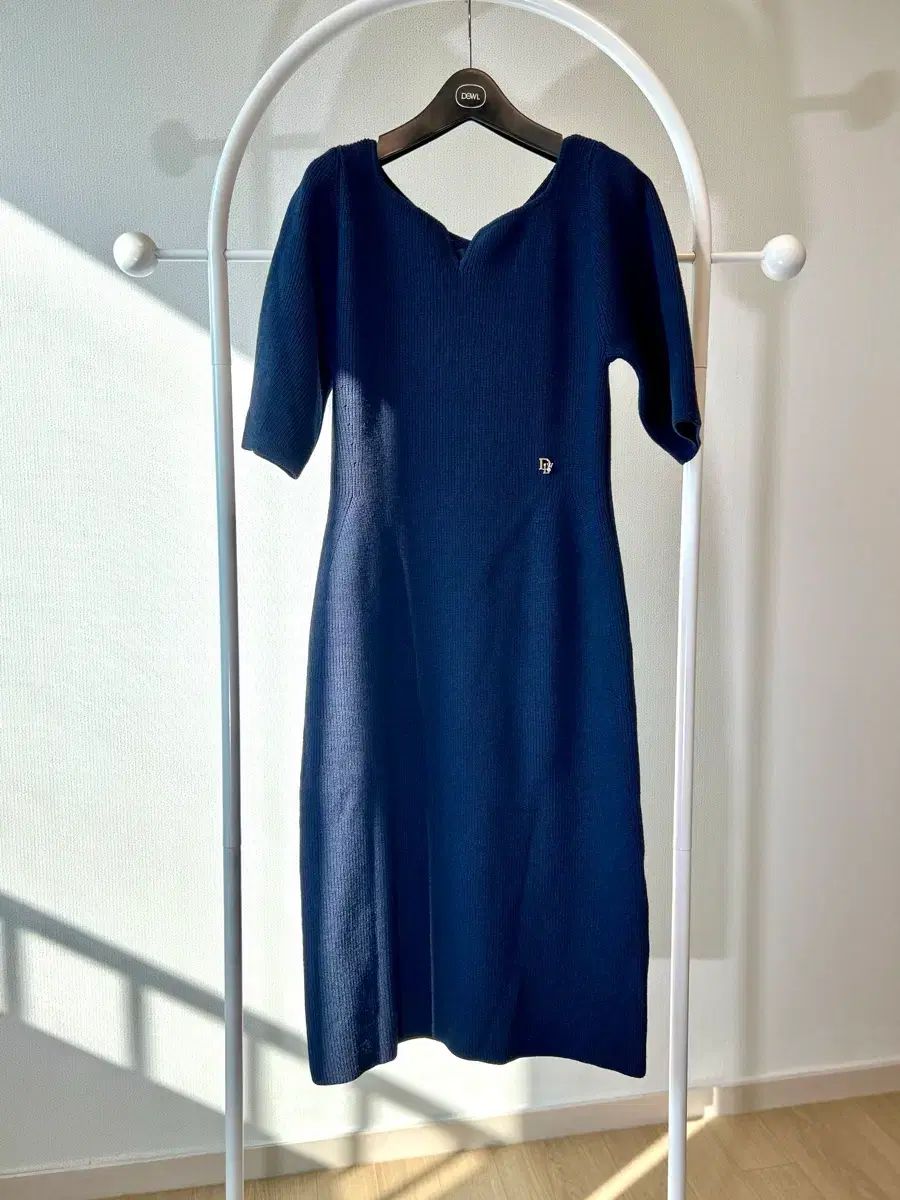 DEWL FW ハートシェイプド ネック ニット ONE PIECE ミディ長さ ネイビー