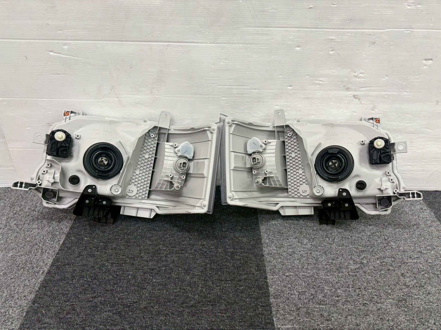 2512-7-02 トヨタ ハイエース ヘッドライト 左右 左右セット KOITO 26 