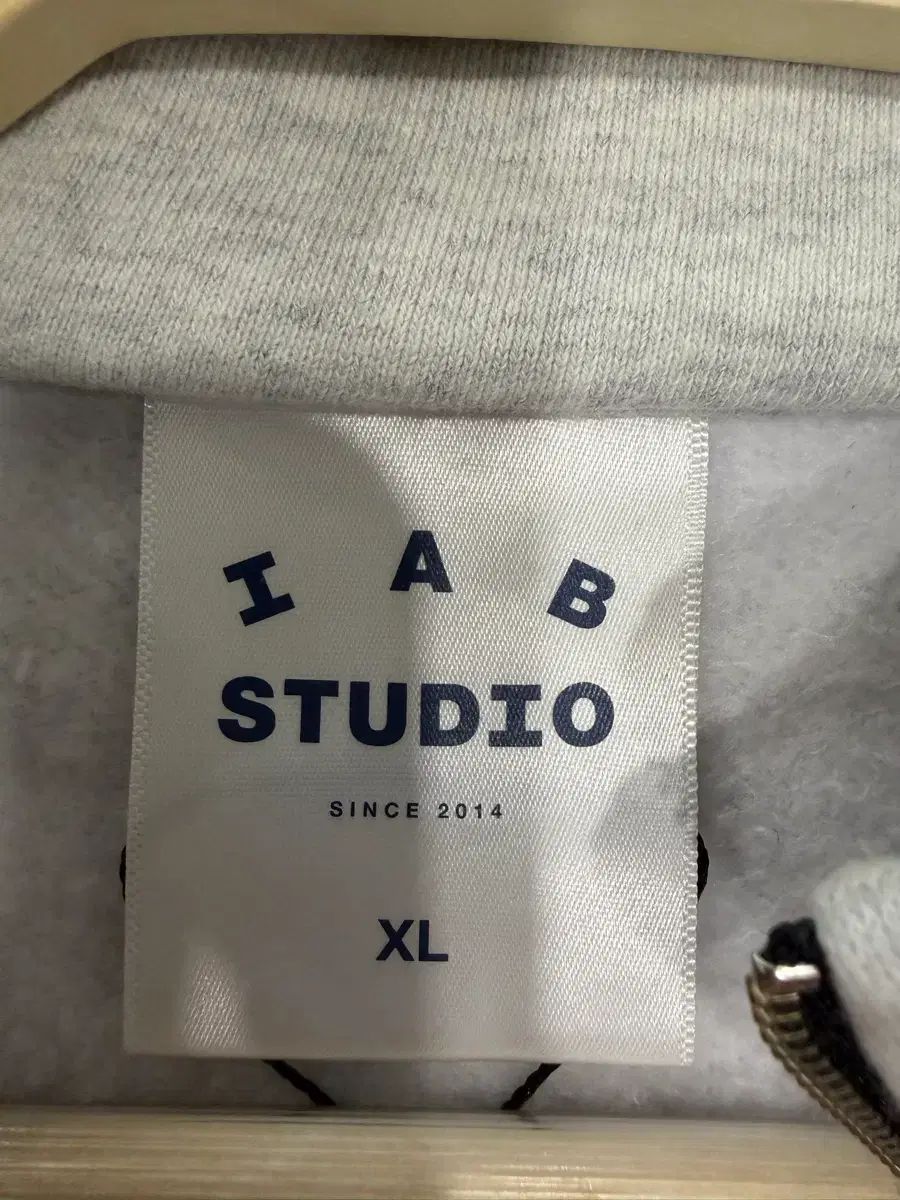 142 IAB Studio アイエプスタジオ ハーフジップ スウェット