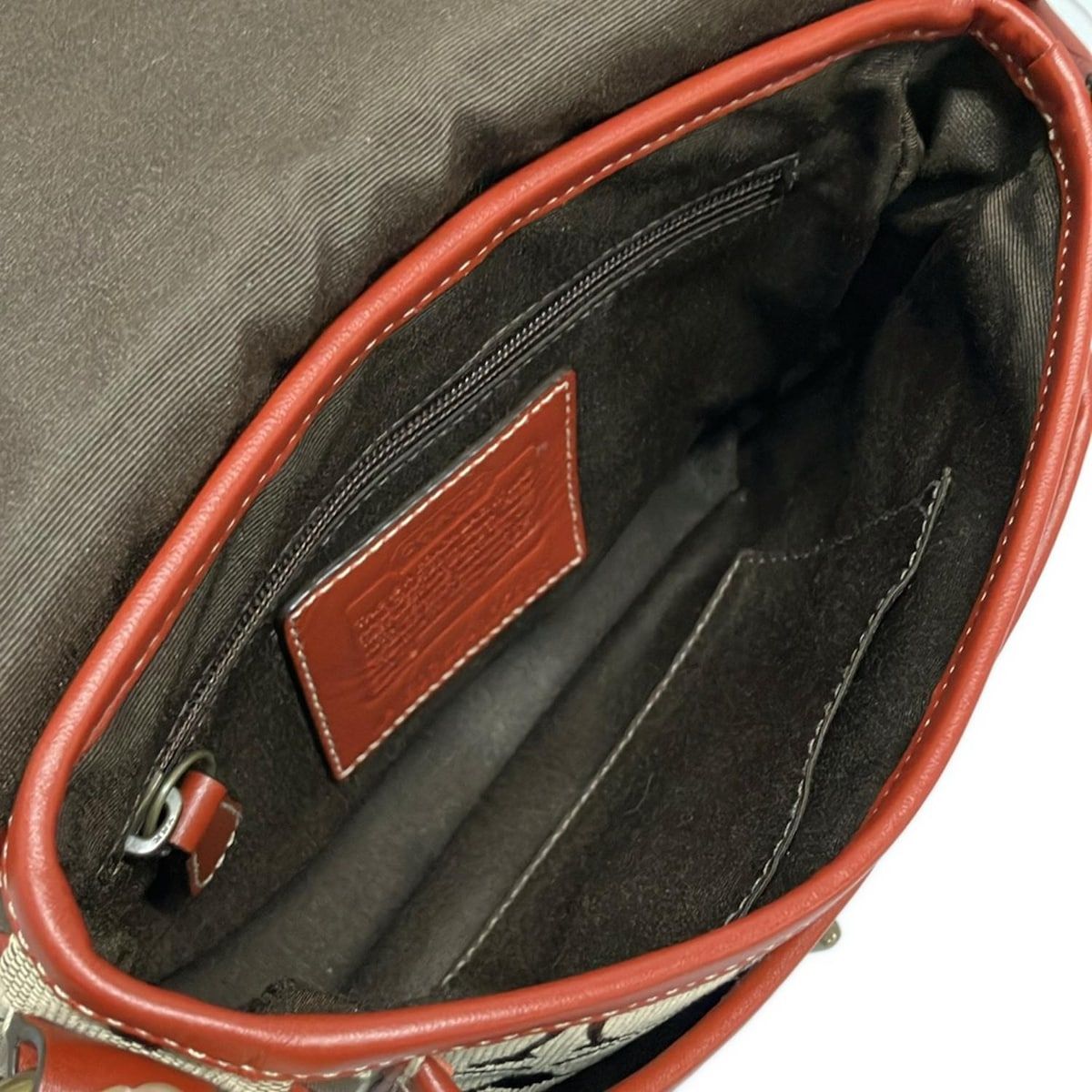 カーキ×レッド