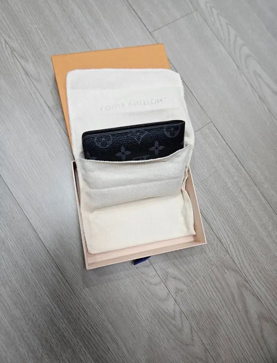 ルイヴィトン モノグラム エクリプス メンズ 二つ折り財布