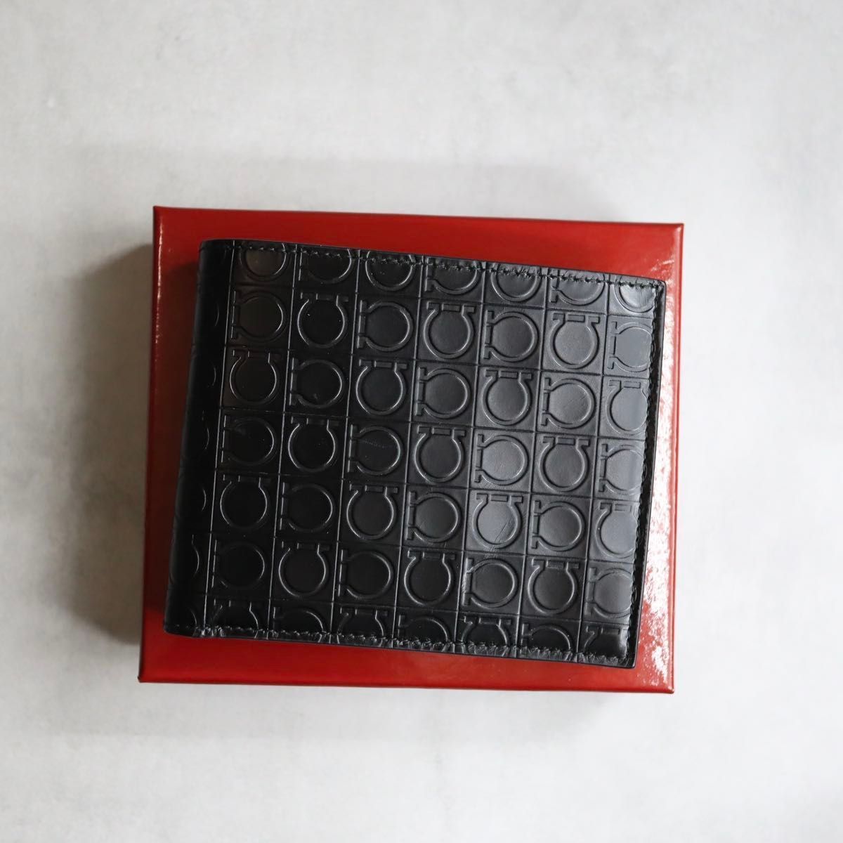 Salvatore Ferragamo サルヴァトーレ フェラガモ エンボスガンチー二バイフォールドウォレット 二つ折り財布 ブラック Gancini 66 9407