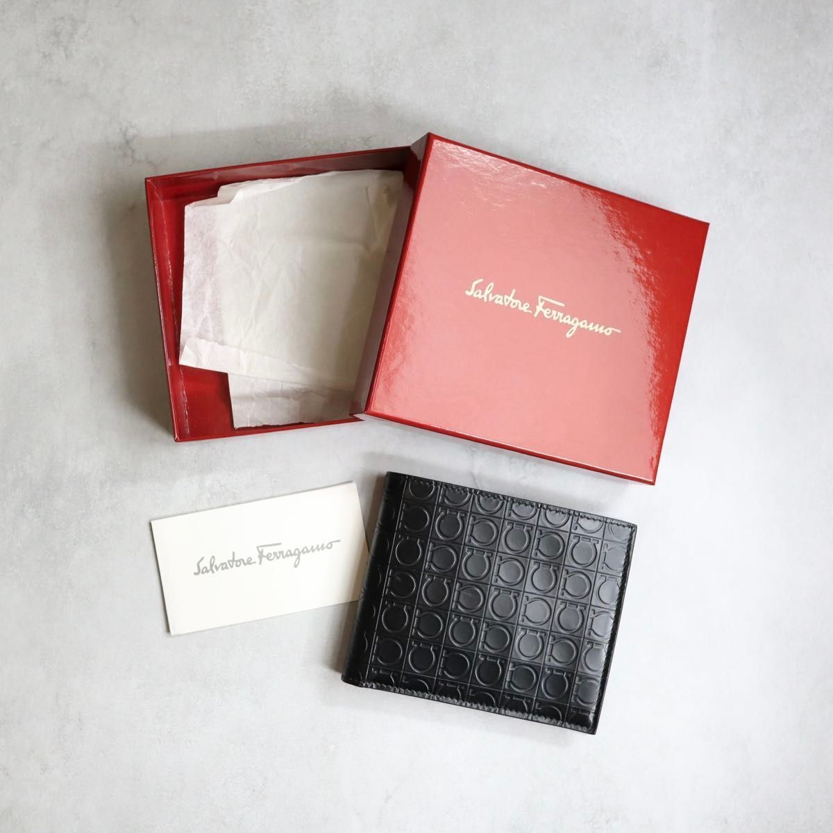 Salvatore Ferragamo サルヴァトーレ フェラガモ エンボスガンチー二バイフォールドウォレット 二つ折り財布 ブラック Gancini 66 9407