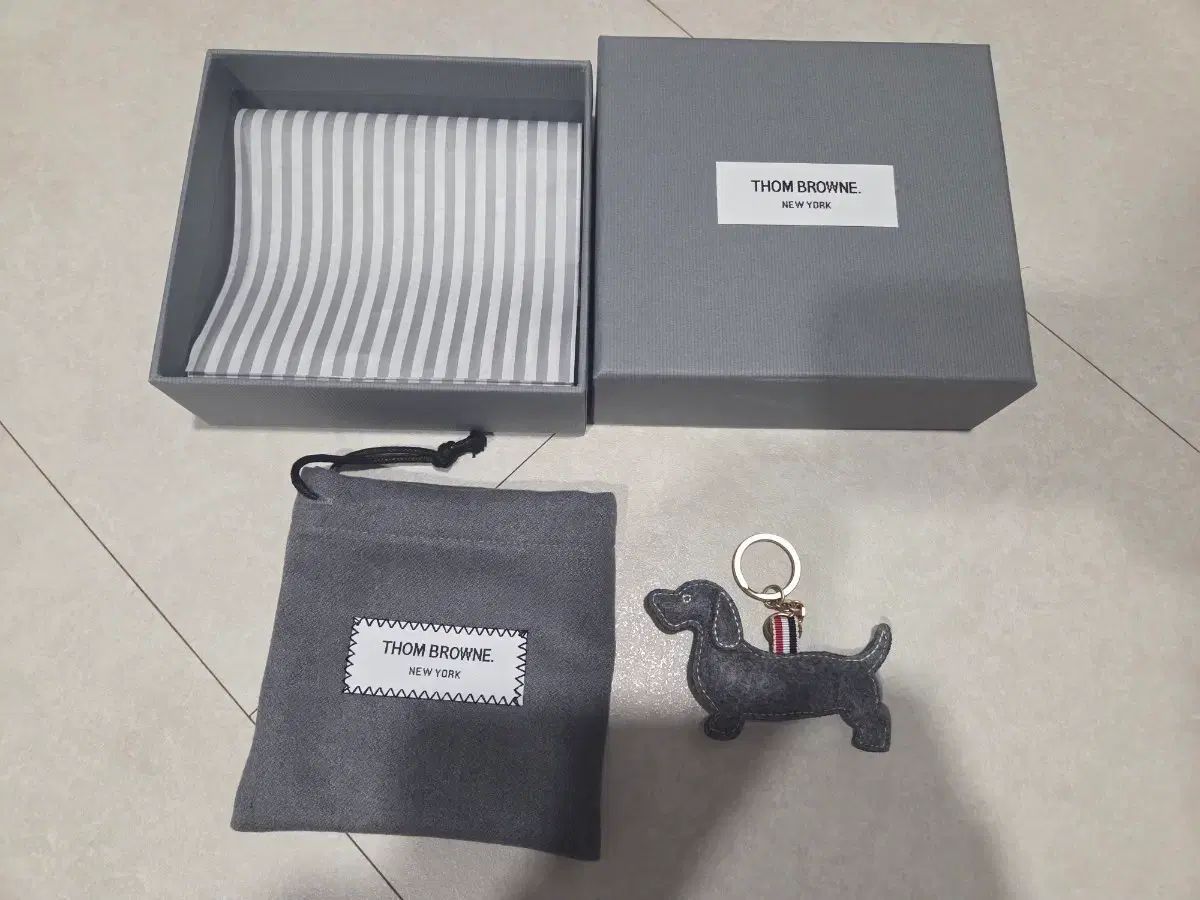 トム ブラウン ポップアップ VIP モデル 犬 キーホルダー
