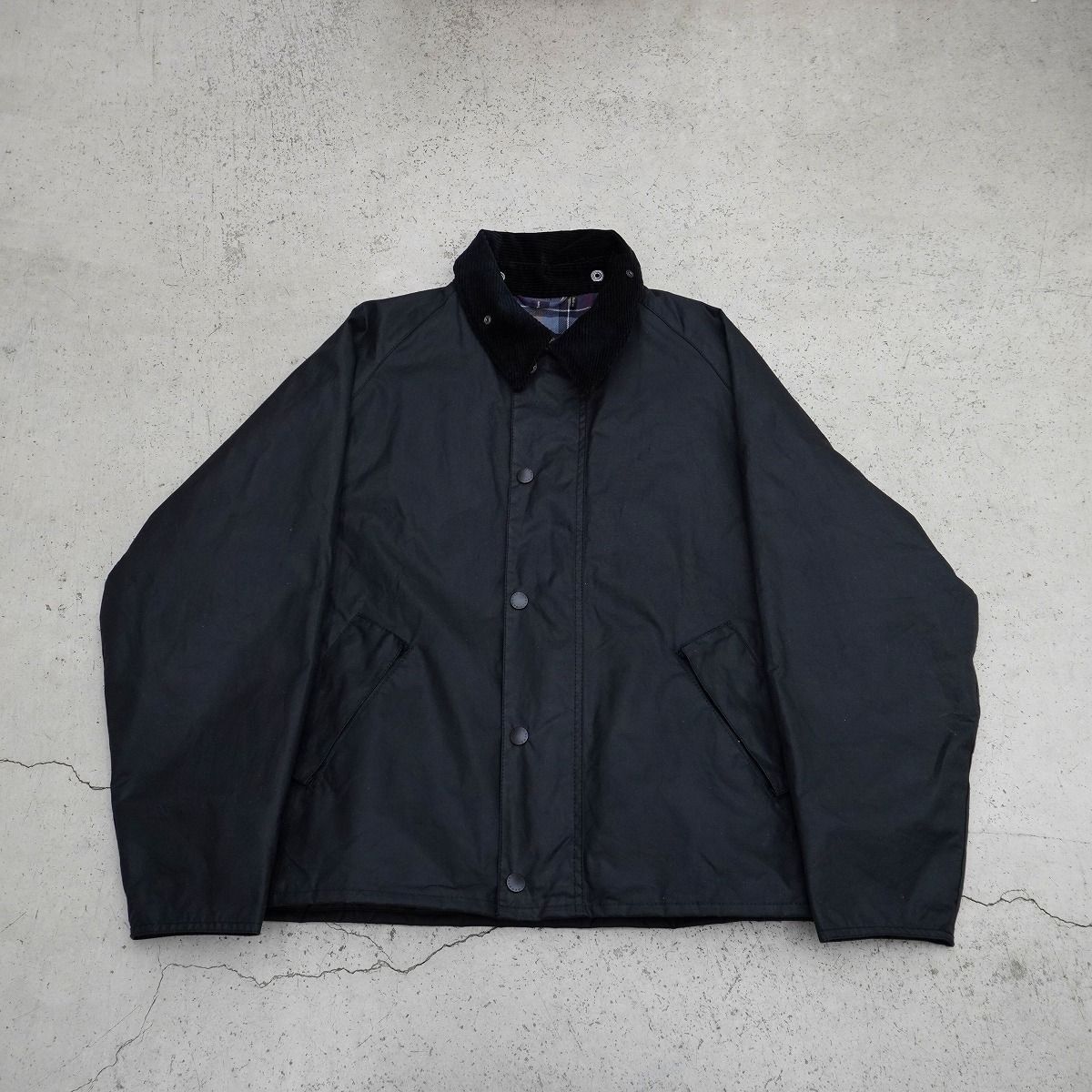 Barbour ブラック ジャケット コーデュロイ襟　ピンバッチ付き Barbour ブラック ジャケット コーデュロイ襟 ピンバッチ付き - メルカリ