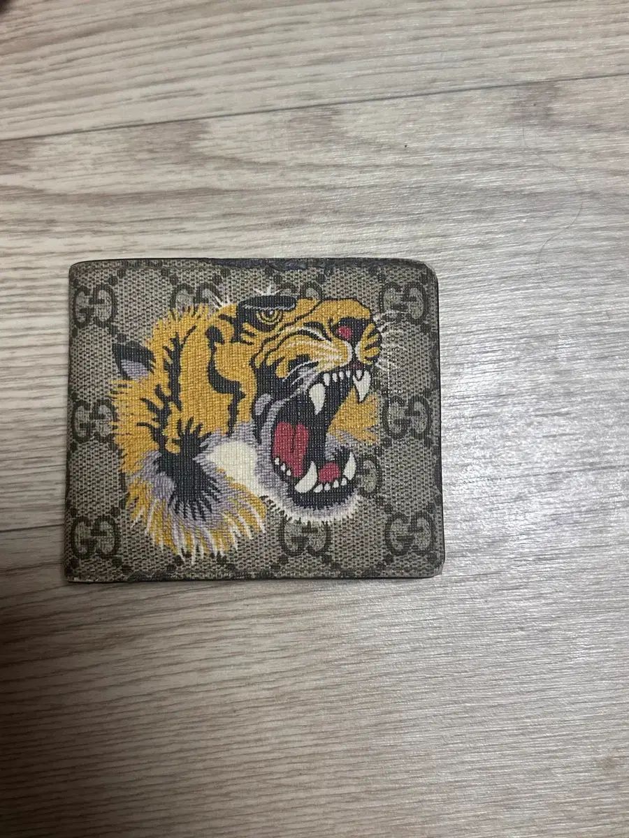 クリアランス グッチタイガー 二つ折り財布 楽天市場】【箱有り