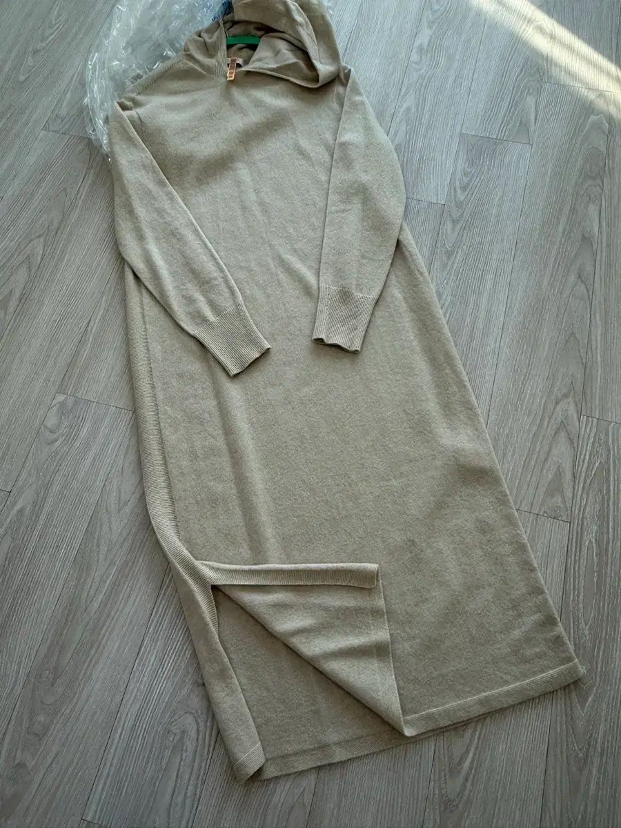 フード付きニットONE