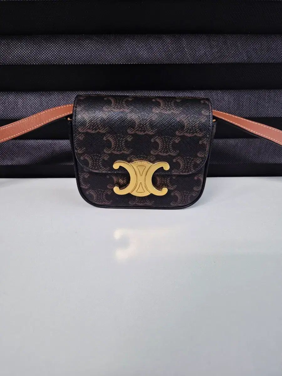 セリーヌ トリオンフ タン ミニバック 最高