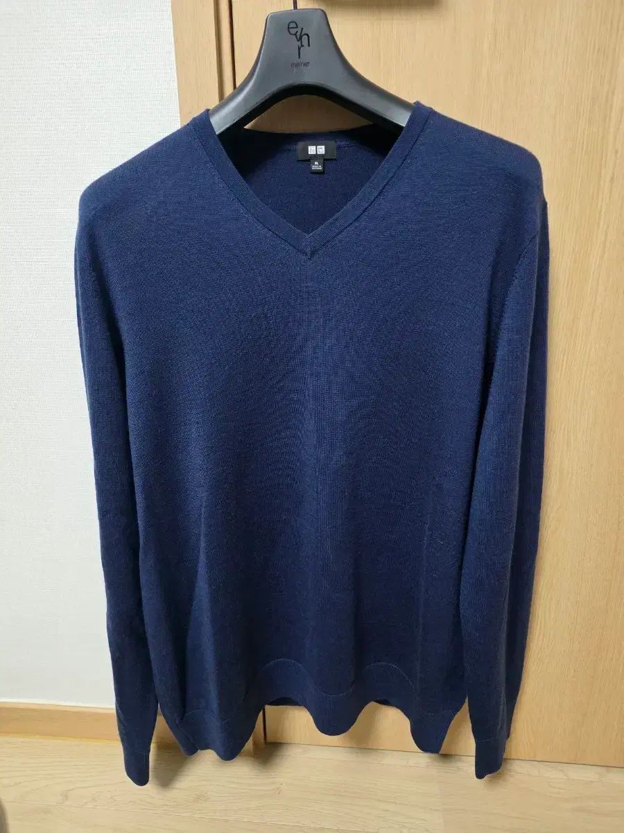 ユニクロ ネイビー メリノウール Vネック XL