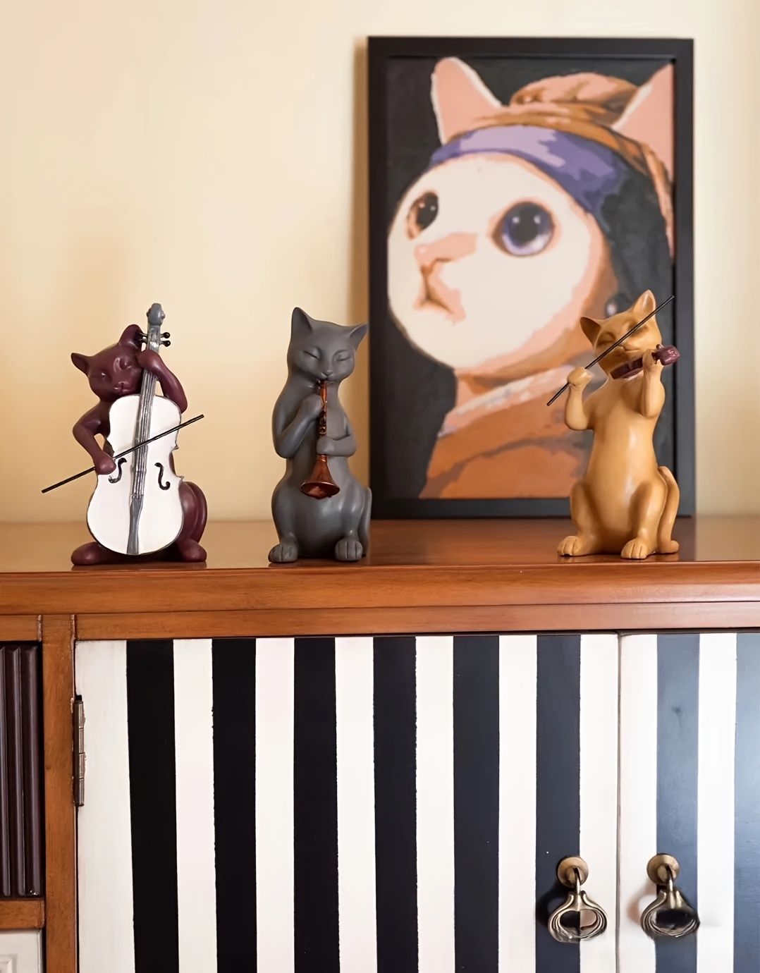 トランペットを弾いているネコ ねこ