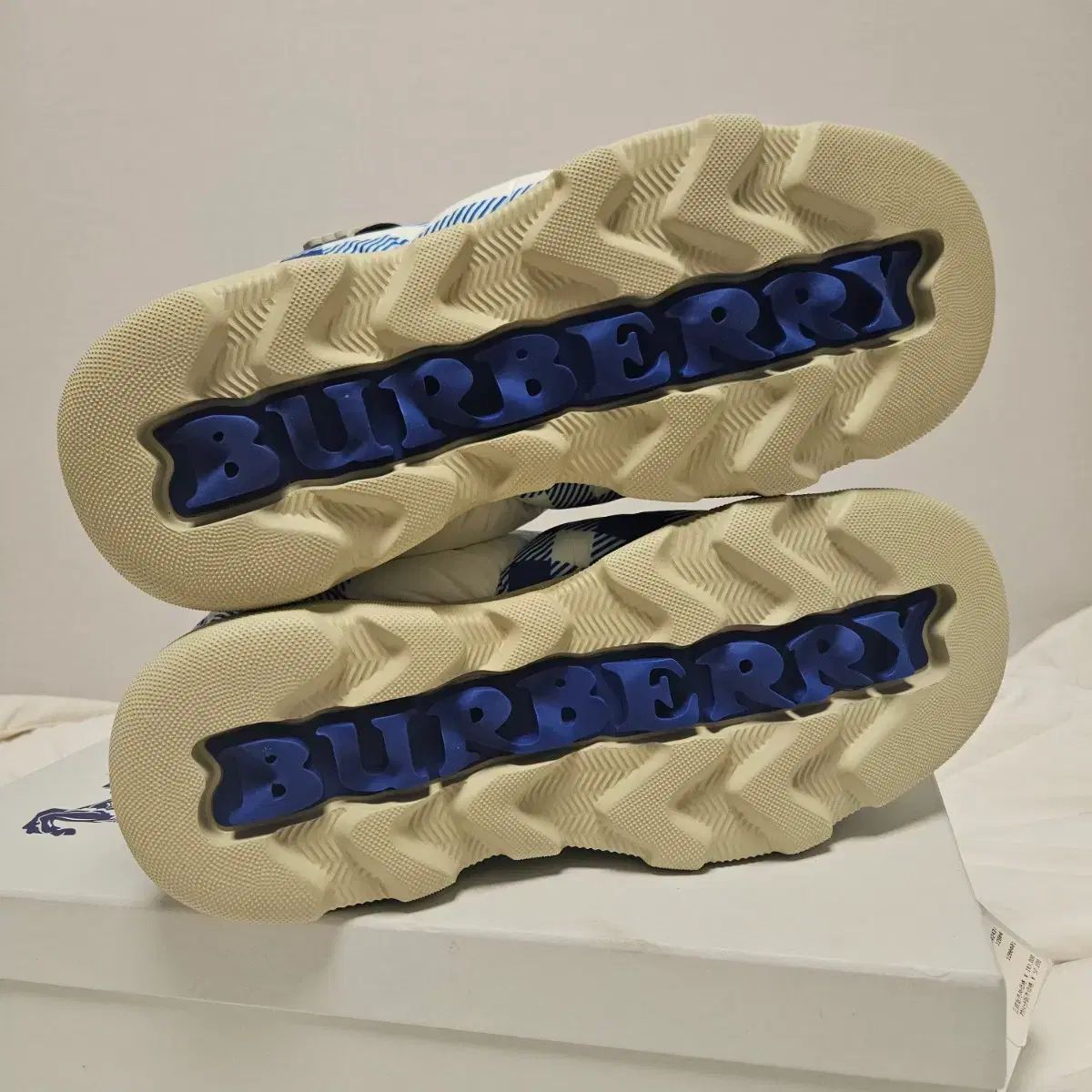 バーバリー ピロー ダウン ブーツ