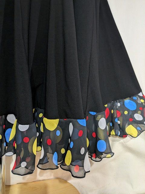 1点ものカラフルな水玉使いがキュート すそ1段フリルファルダ