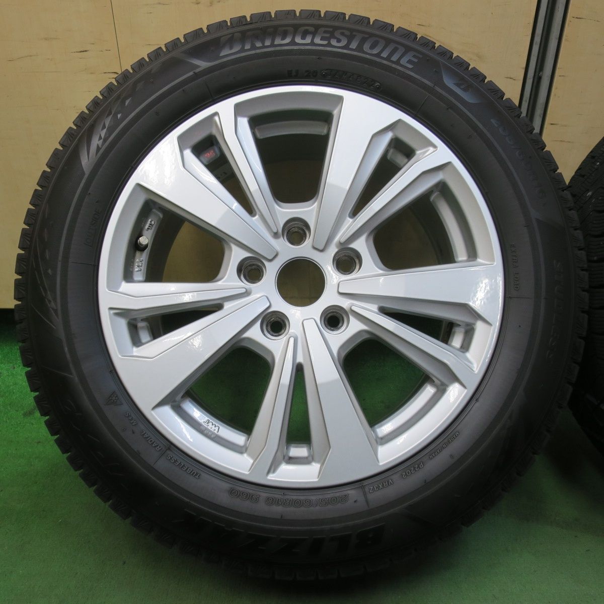 バリ溝 22年 キレイ 9分 BMW 等 smartline 365 205 60 R 16 スタッドレス ブリヂストン ブリザック VRX 3 16インチ スマートライン PCD 112 5 H 5121303イス