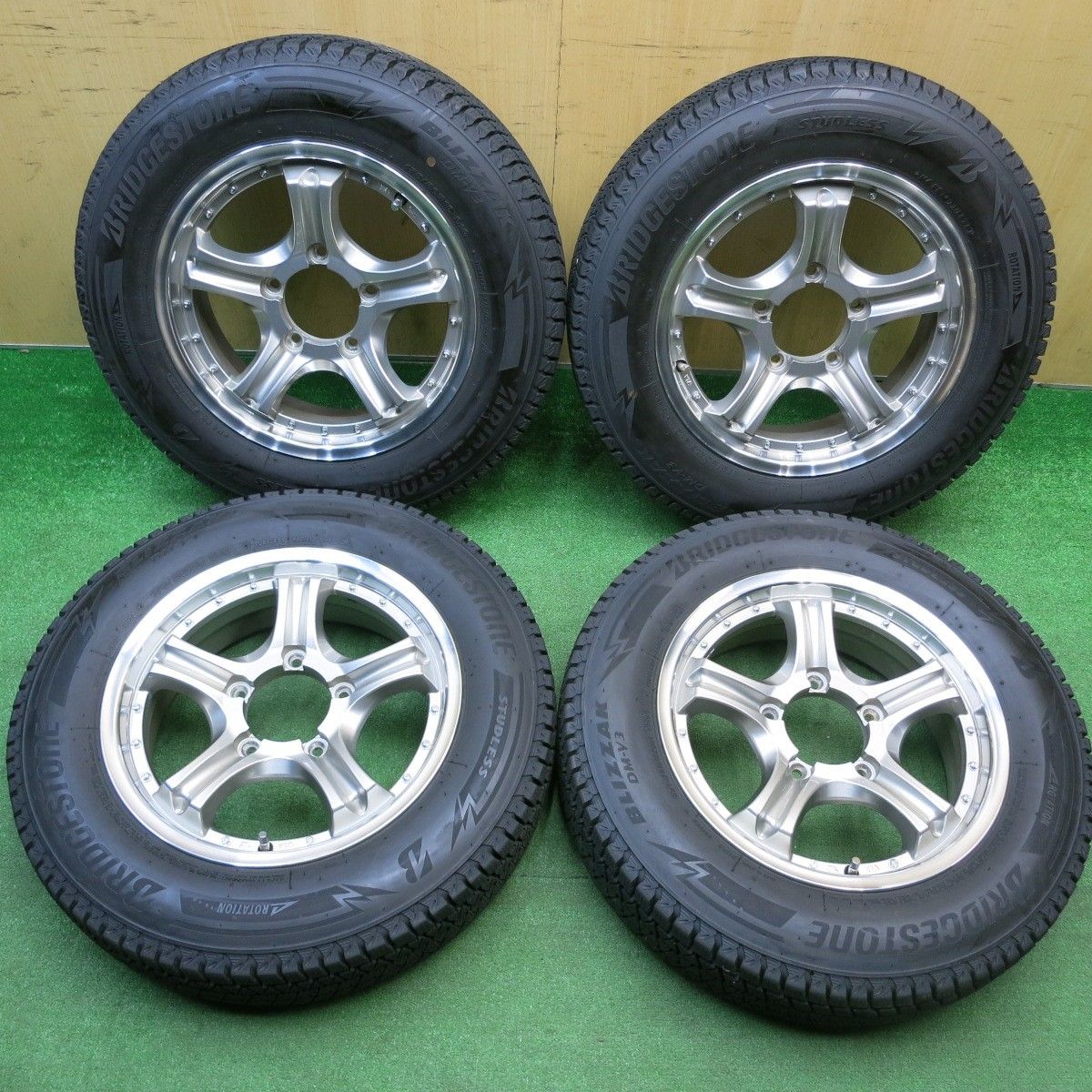 バリ溝 23年 キレイ 8 5分 ジムニー 等 Lehrmeister ROAD SPOKE VR 175 80 R 16 スタッドレス ブリヂストン ブリザック DM V 3 16インチ マイスター PCD 139 7 5 H ス