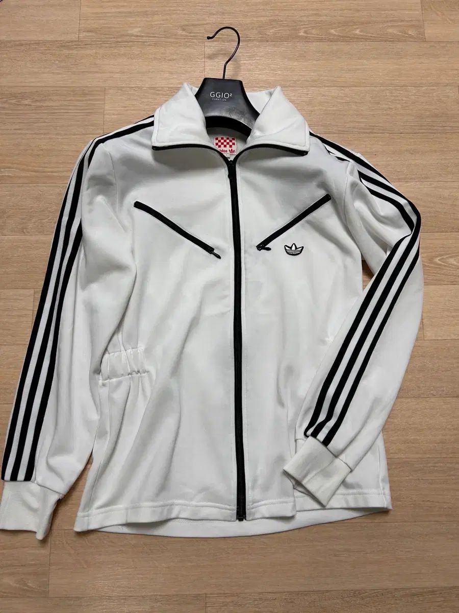 アディダス 白黒 サンレモ トラックジャージ