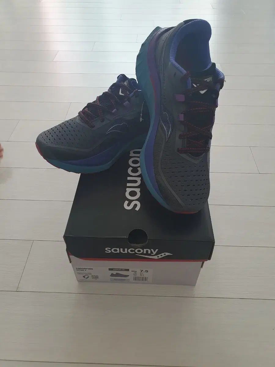 サッカニー エンドルフィン スピード4 シャドウ 255 mm ランニングシューズ