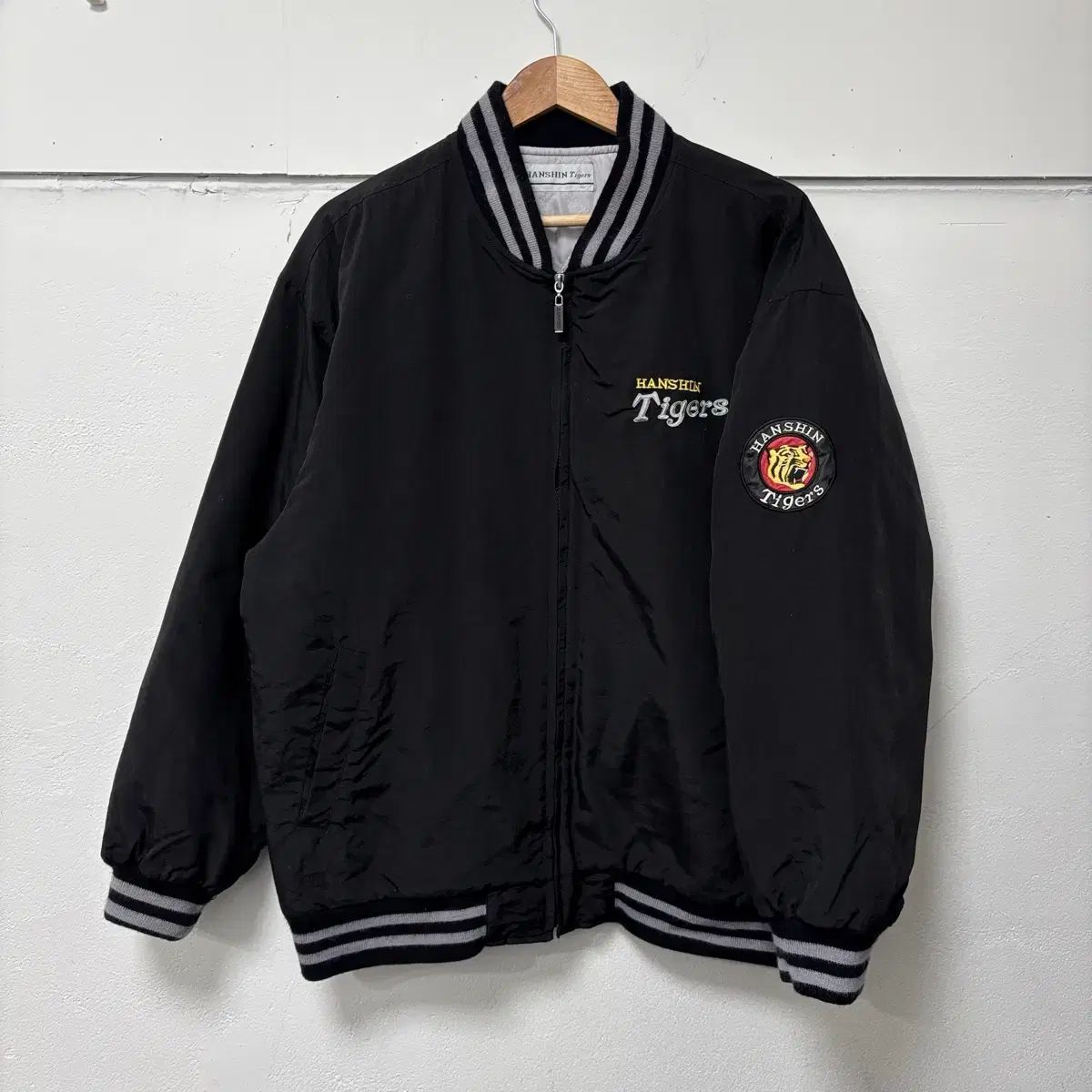 阪神タイガース スタジアムブルゾン 阪神タイガース ブラック スタジアム アウター - メルカリ