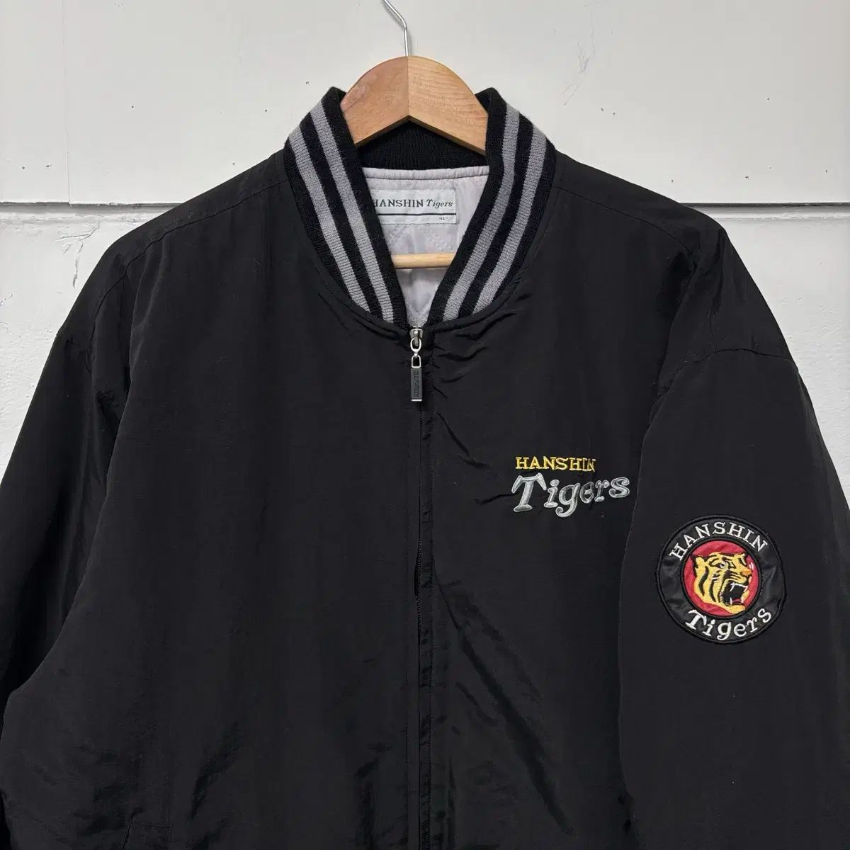 阪神タイガース ブラック スタジアム アウター - メルカリ