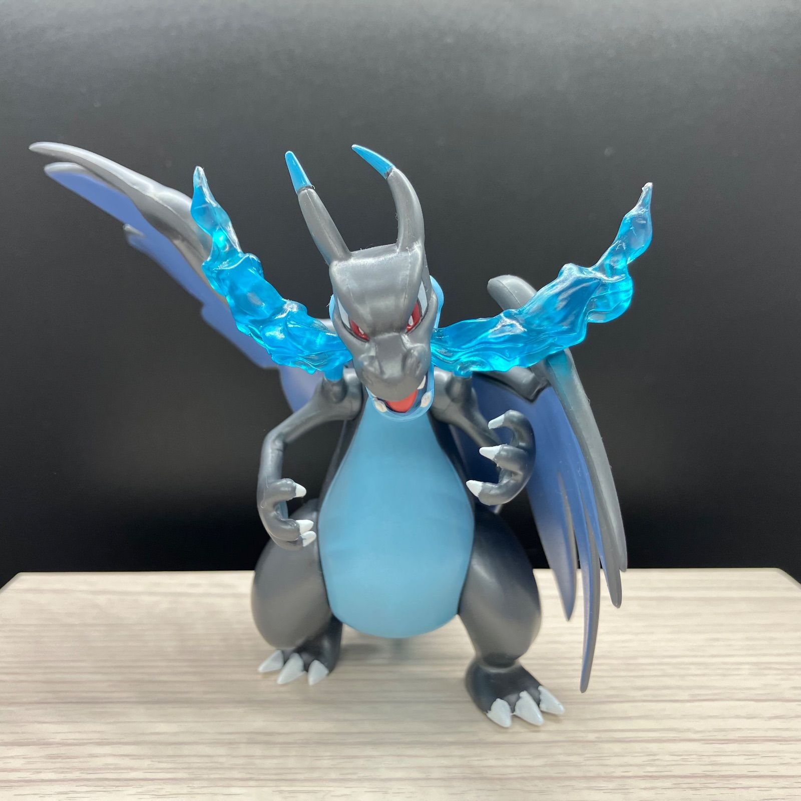 メガリザードンX 可動フィギュア (15 cm) / 海外限定品 メガリザードンX 可動フィギュア / 海外限定品 ポケモンセレクト