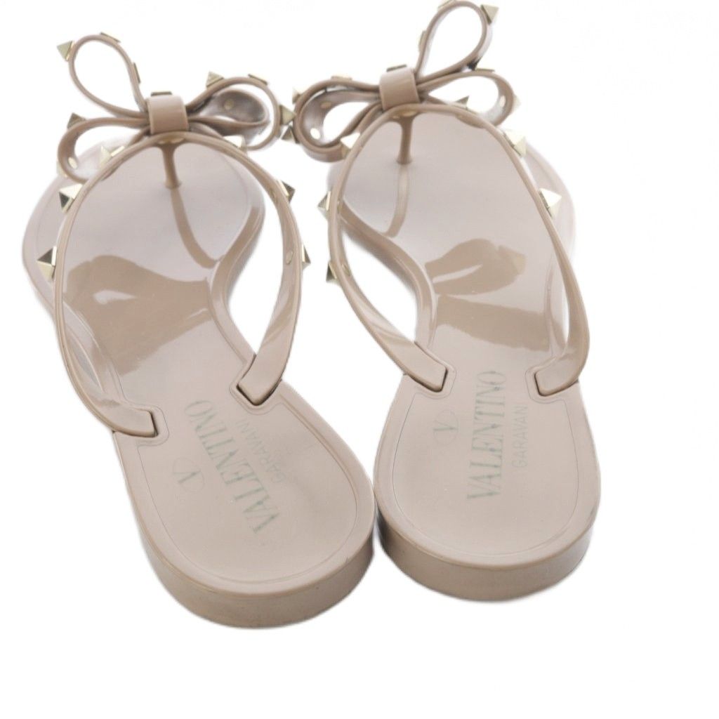 ［美品］Valentino Garavani ローマンスタッズサンダル ベージュ valentino garavani - バレンチノ VALENTINO サンダル ベージュ24.5