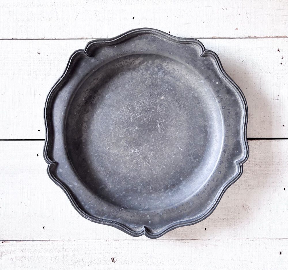 France antique ETAIN フランスアンティークピューター花リムプレート アトリエカフェアパレルインテリアショップコーディネート店舗什器内装建築空間デザイン