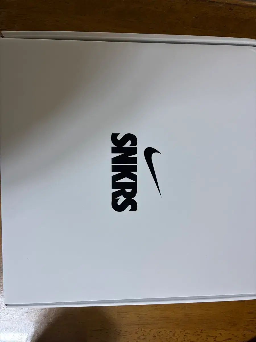 ナイキ SNKRS 時計 CLOCK スニーカー ピンバッジ モデル