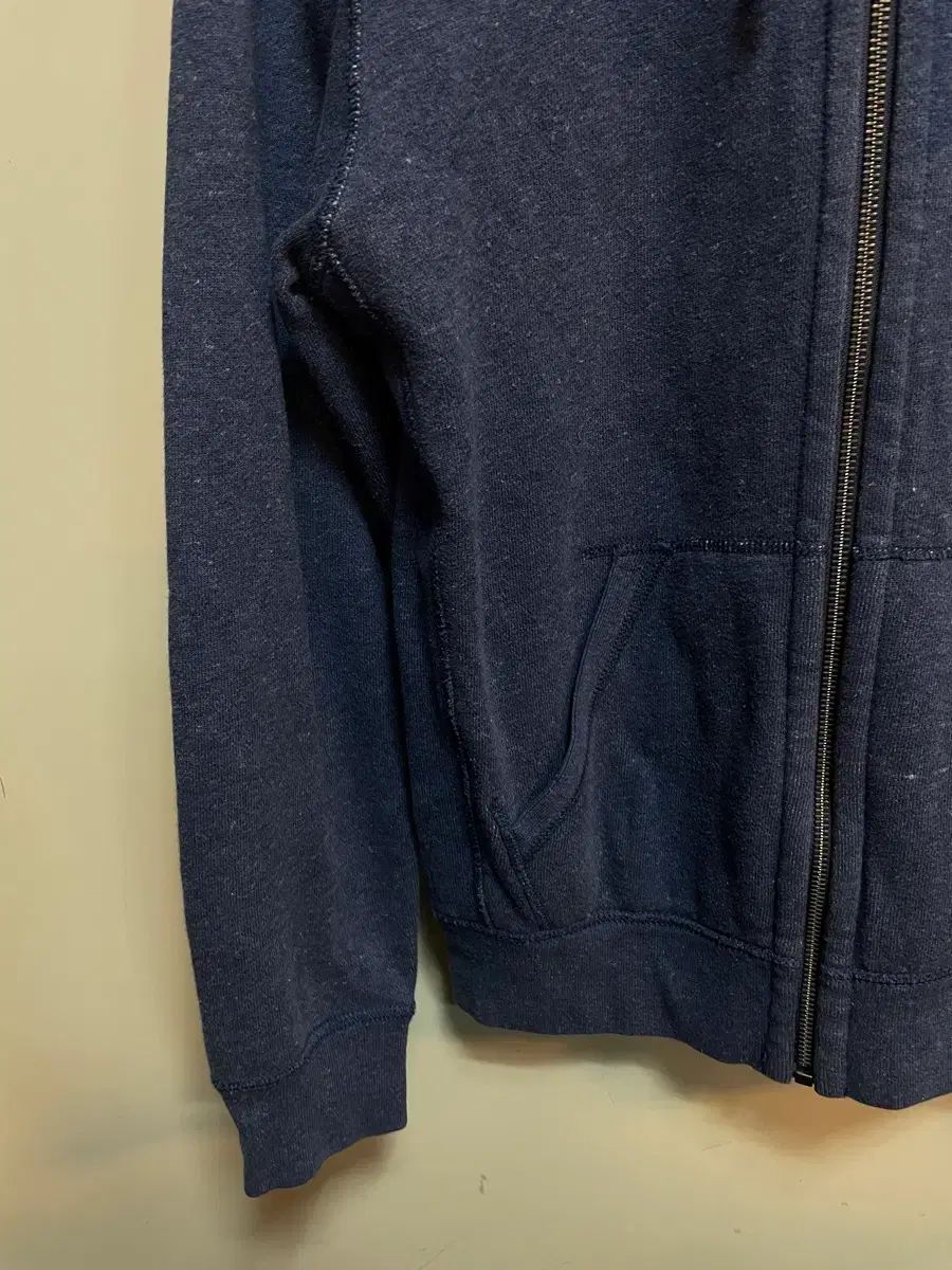 WHO ジップアップ