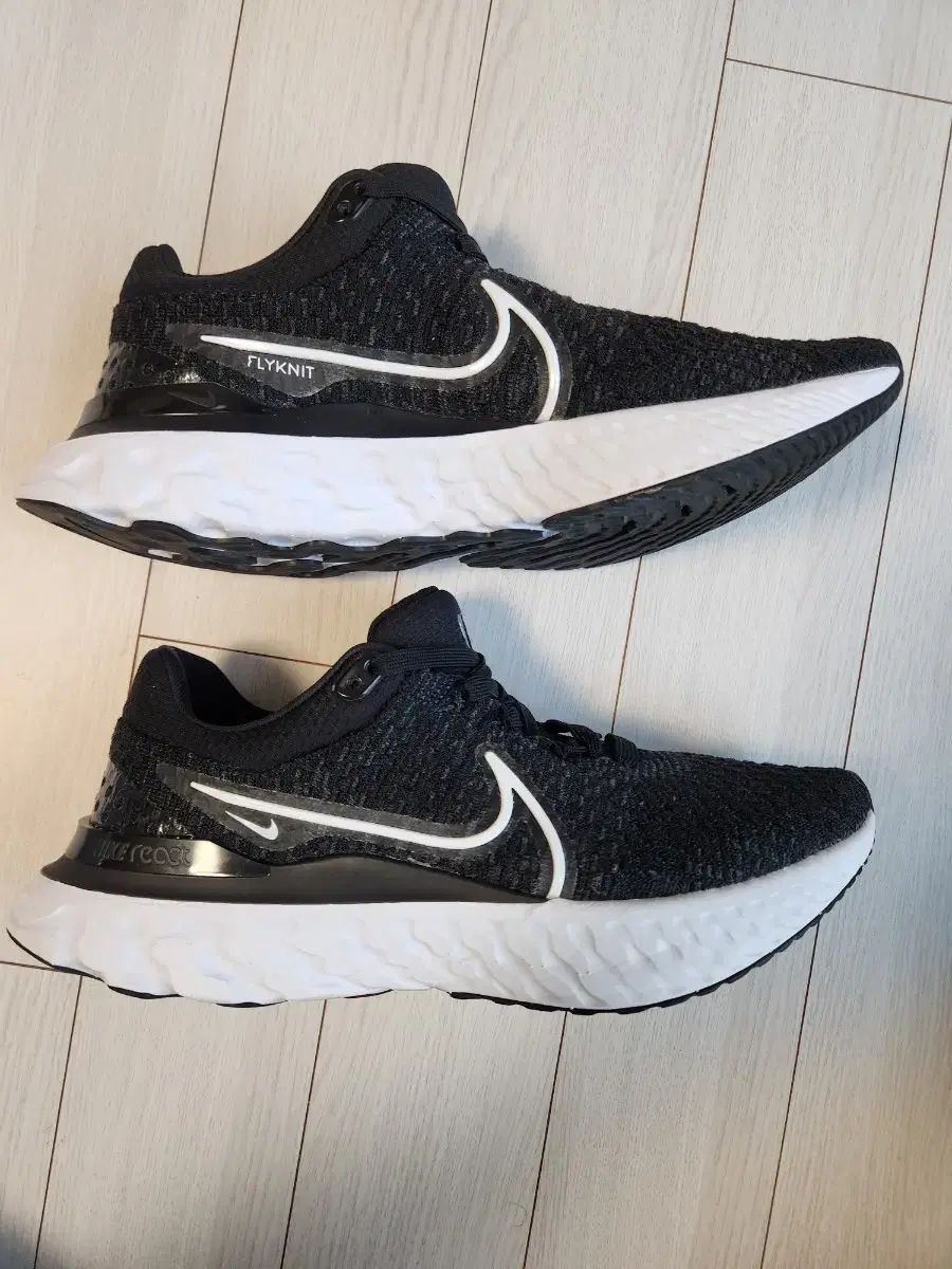 スニーカー リアクト