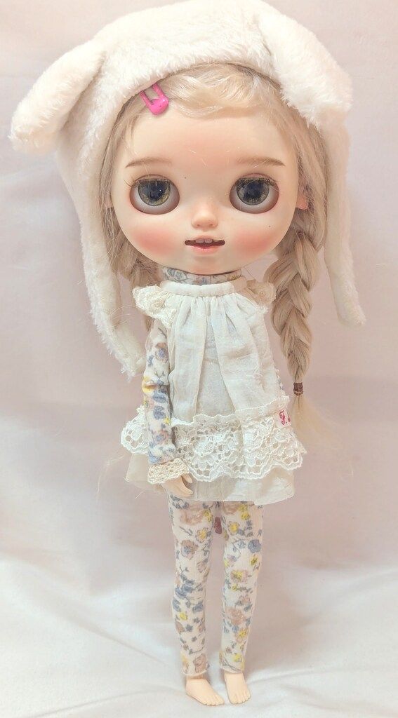海外作家製 ディーラーカスタムブライス うさ耳帽子ブロンズヘアの女の子