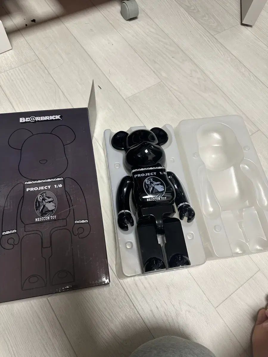 その他 BE@RBRICK Project 1/6 400% BE@RBRICK(ベアブリック) 1/6 プロジェクト (ブラック) 400% 1⁄6 BE