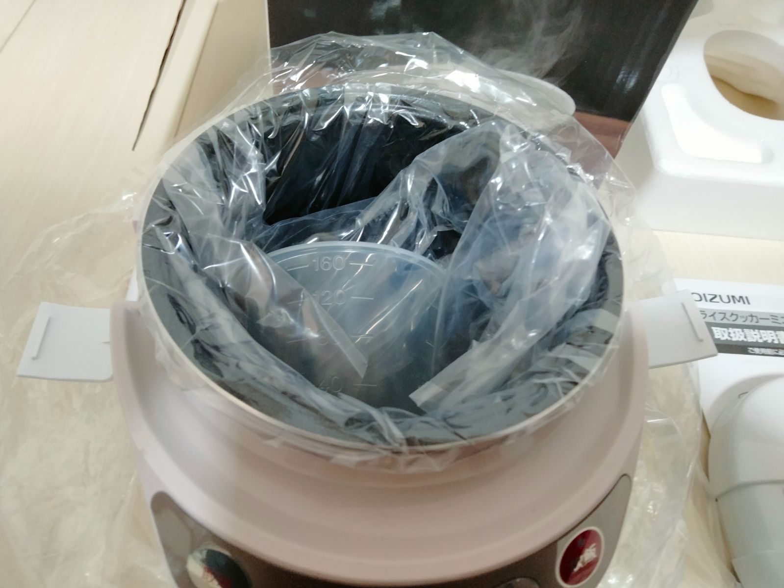 デザインを一新し、新登場！ 1合が約20分で炊ける！コイズミ ライスクッカーミニ 炊き込みご飯・煮物・ケーキなど、 多彩なメニューのレシピブック付き  | NEWSCAST コイズミ 小型炊飯器 ライスクッカーミニ ホワイト (0.5~1.5合) KSC-1511/W