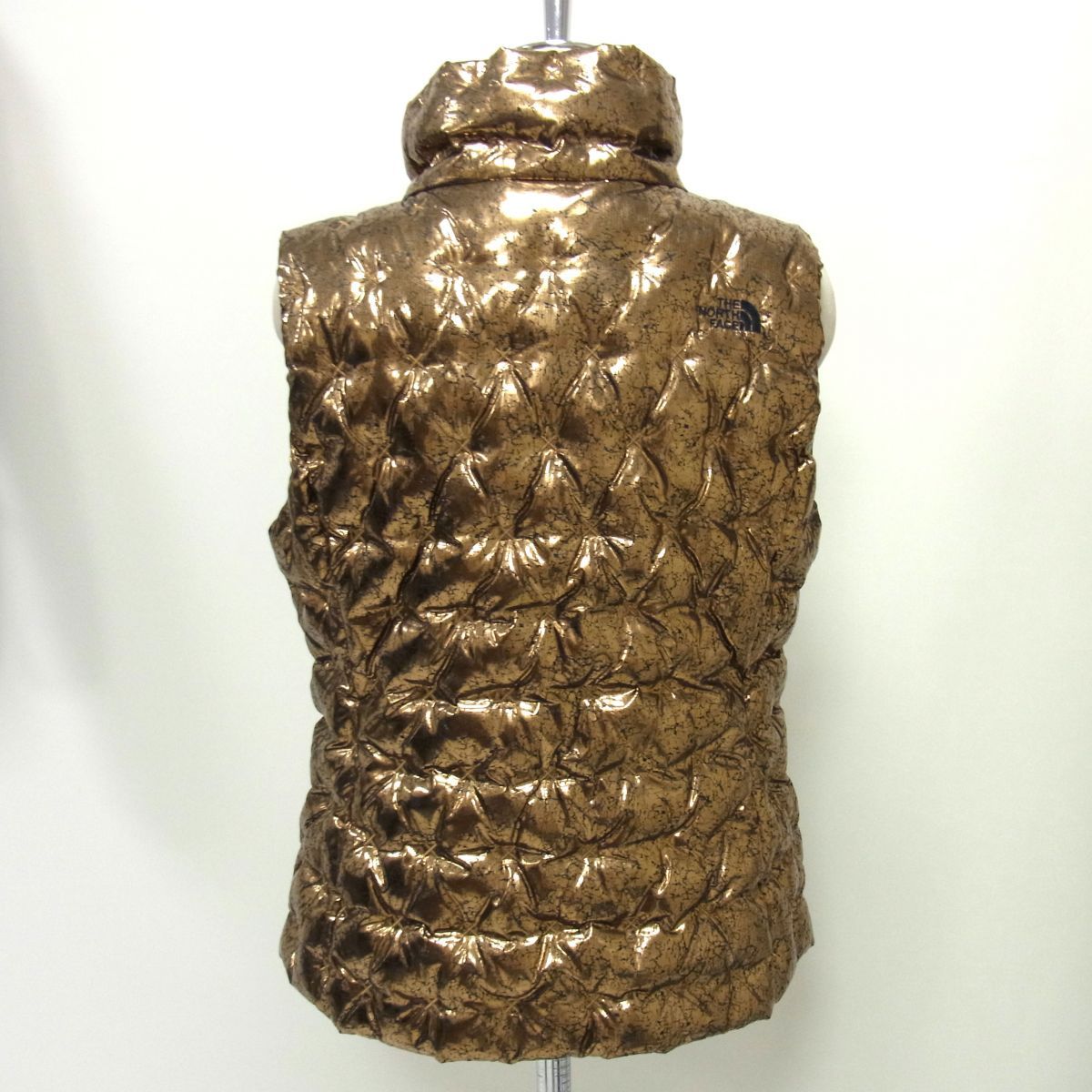 モデル THE NORTH FACE ノースフェイス Holladown Crop Vest 550フィル メタリック クラックプリント レディース