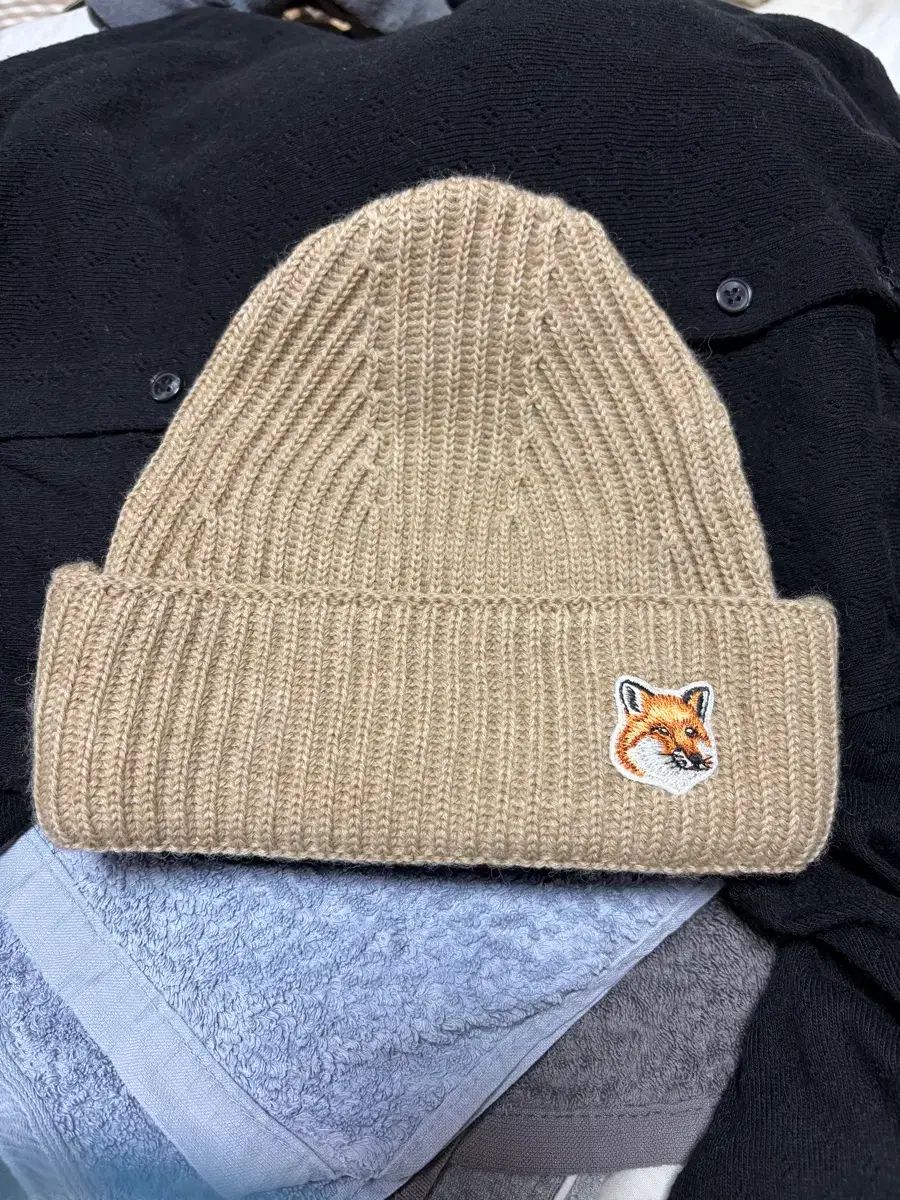 メゾンキツネ ビーニー ベージュ