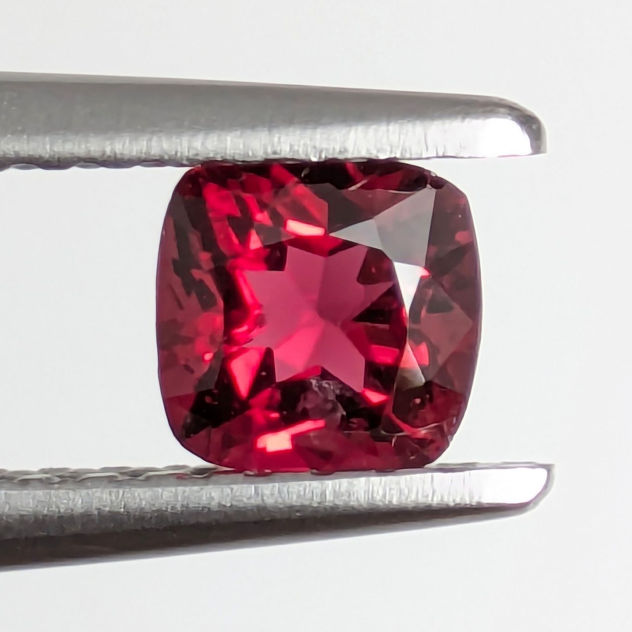 レッドスピネル ミャンマー モゴック産 0.39 ct