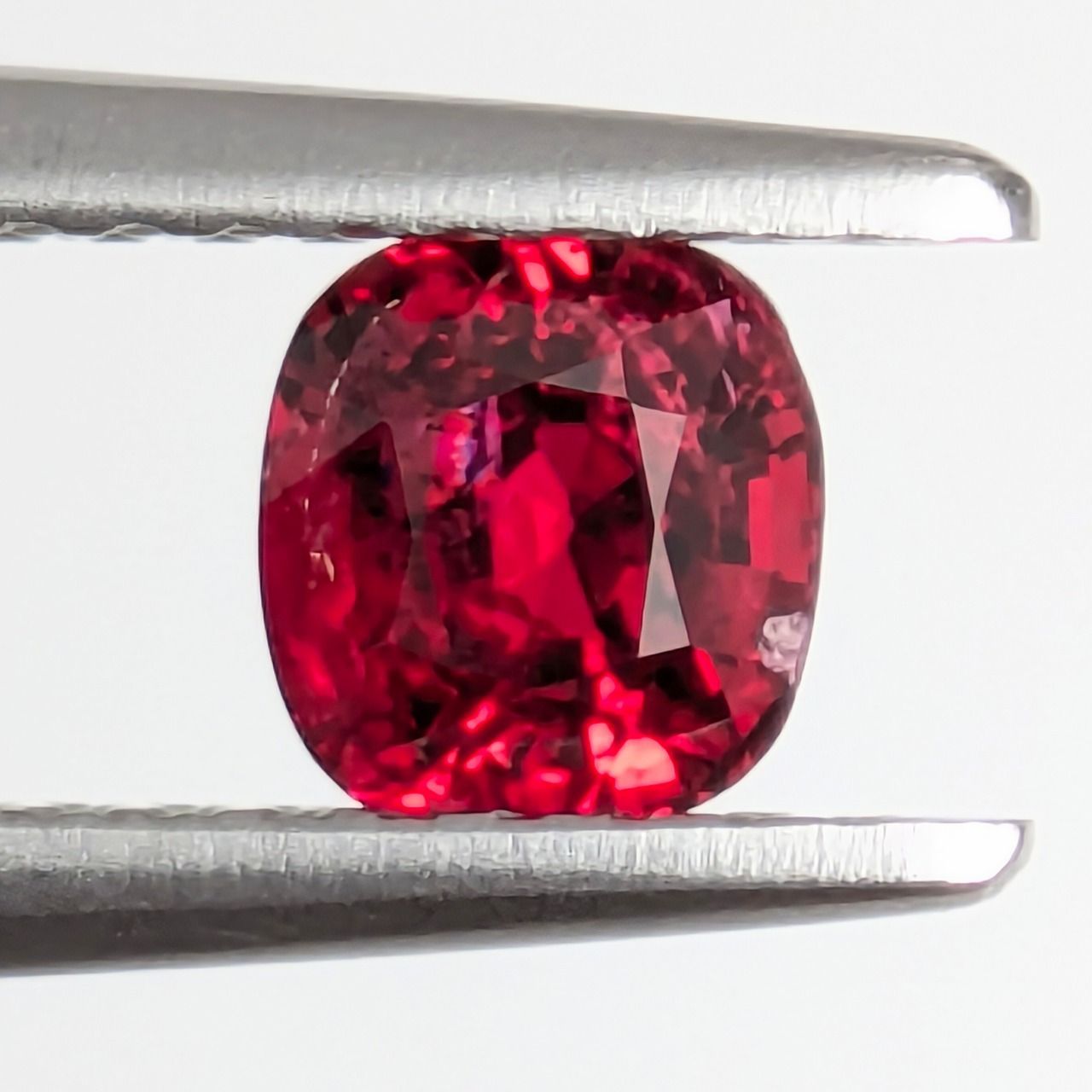 レッドスピネル ミャンマー モゴック産 0.57 ct