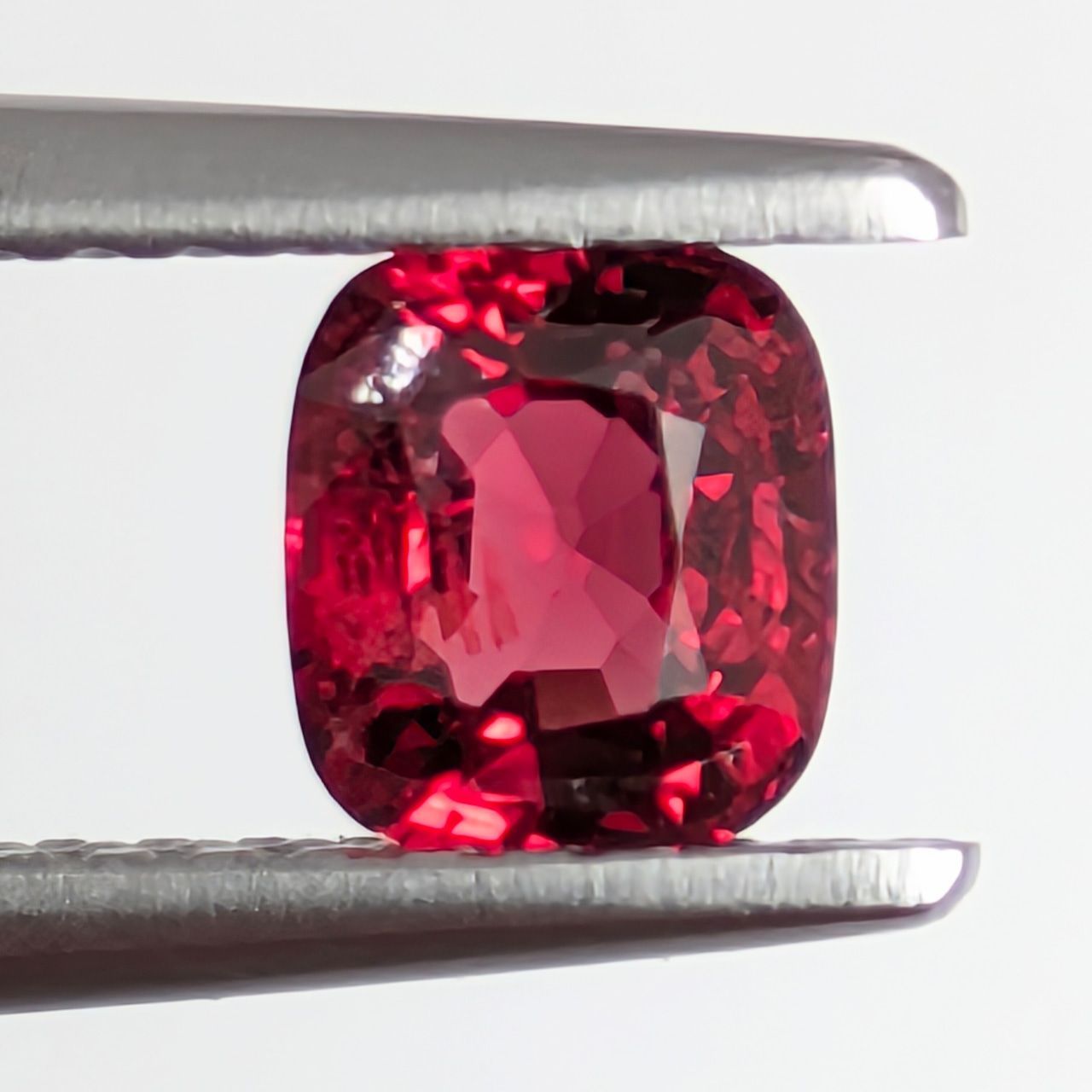 レッドスピネル ミャンマー モゴック産 0.62 ct