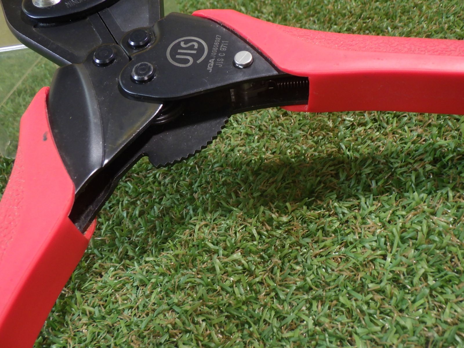 電線に強力に圧着