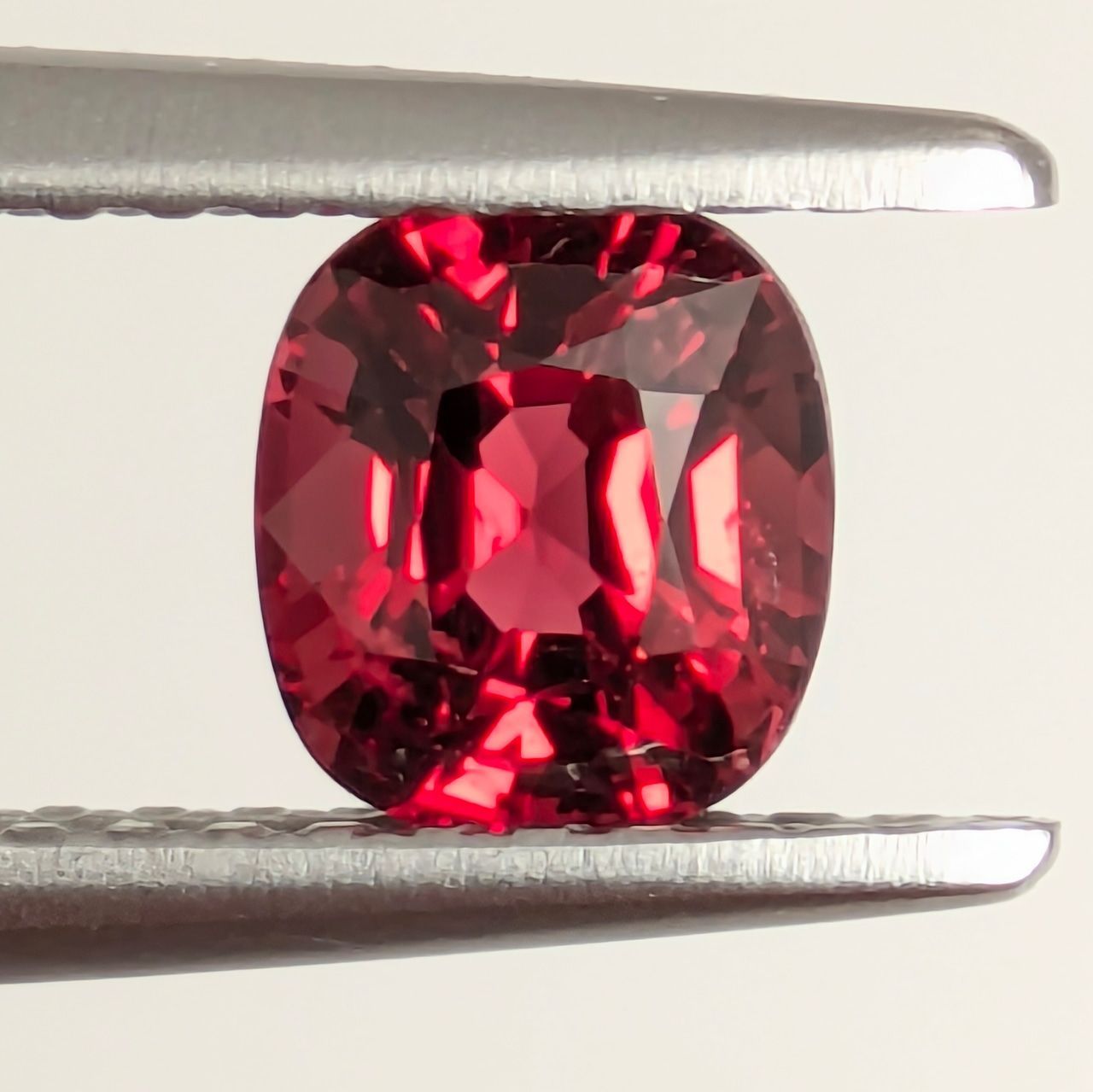 レッドスピネル ミャンマー モゴック産 0.79 ct