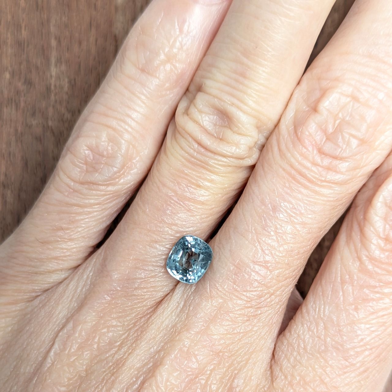 グリーンスピネル ミャンマー モゴック産 1 54 ct タイトシルエット カーディガン